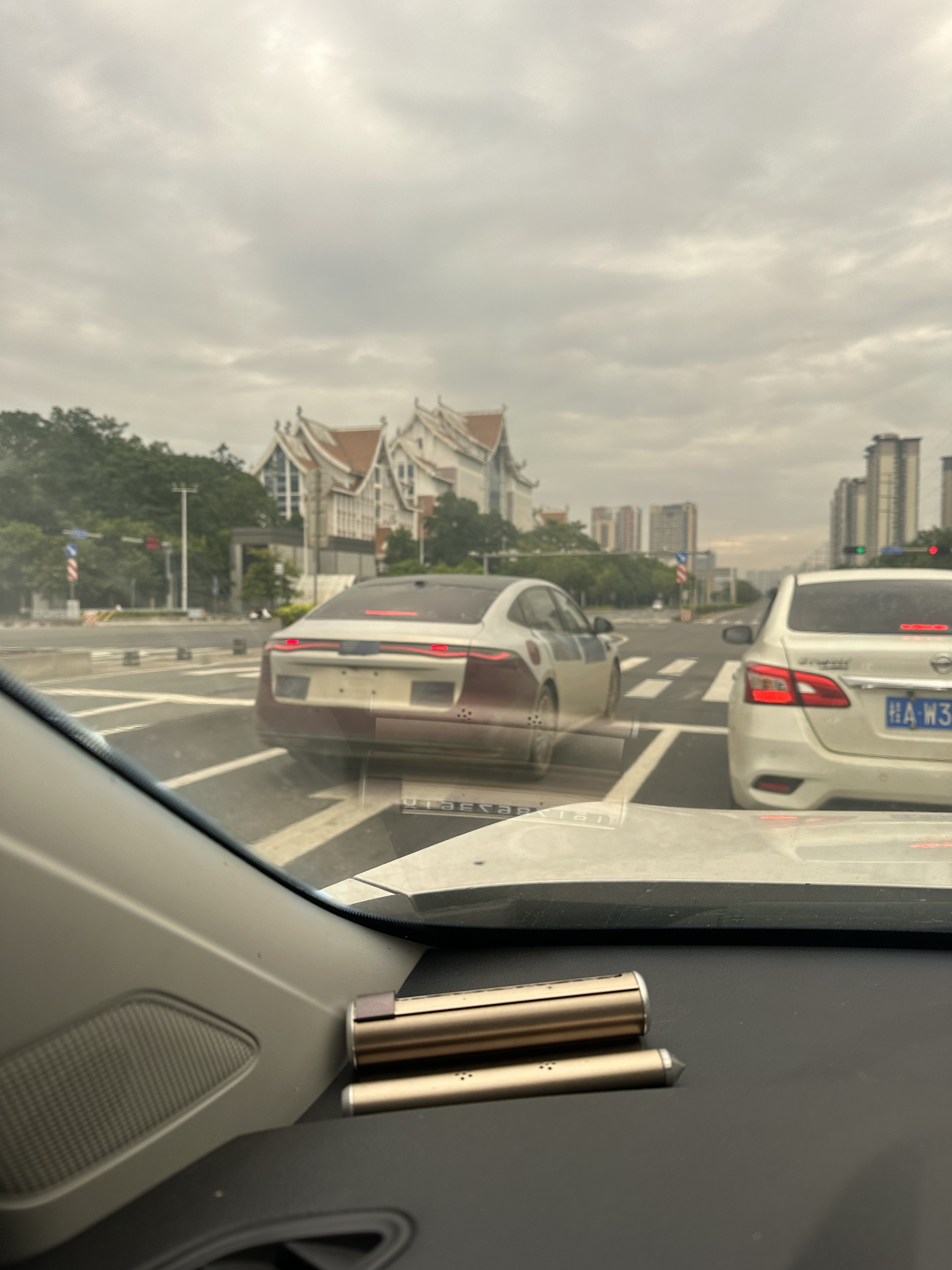 又一款新车准备上市了，谁知道什么车，尾灯超级漂亮的，华为或比亚迪？尾灯对比 新车资讯 新车情报局 新能源汽车