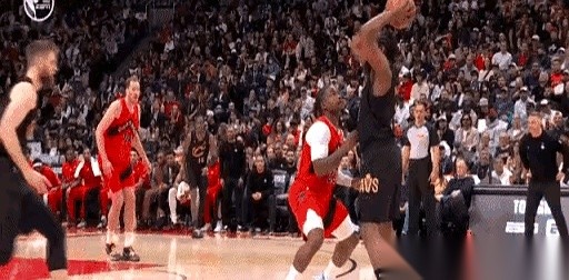 哈登在中线边缘正运着球，防守人谢德的手已经顶死在了他的腰眼上。 镜头里...