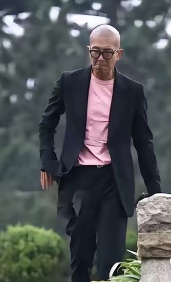 时间最终证明了具俊晔对大S的深情，真的经得起时间，经得起流言，甚至跨越了生死。
大S50岁冥寿这天，金宝山墓园摆满粉色鲜花，蛋糕、香槟，还有他亲手做的韩国生日必喝的海带汤。
他、小S、S妈一身粉色，仿佛她还在。曾经多少人质疑这段感情，说来得太快、作秀炒作。可她走后，他肉眼可见的暴瘦、衰老，但他从未缺席每一个重要日子，不博眼球、不多辩解，只用行动默默怀念。
原来最深的爱，不是甜言蜜语，而是人不在了，我依然记得你的每一个纪念日。
有些深情，真的经得起流言，也经得起生死。
#大S#具俊晔 ＃意难平 ＃爱情最好的模样