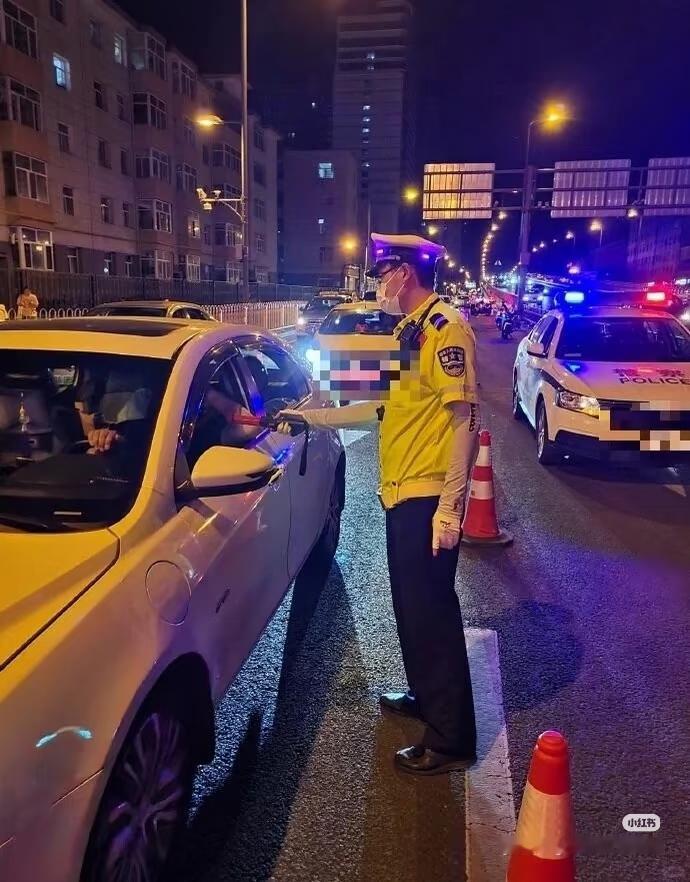 “太离谱了！”安徽淮南，一名18岁男孩在生日当天酒后驾车上路，不料被交警当场查获。
交警将他拦停时，小伙子一脸茫然，嘴里还不停念叨着“我就只喝了一点点”。呼气检测结果一出，数值直接超出酒驾标准，属于饮酒后驾驶机动车。他瞬间慌了神，连忙跟交警解释说当天是自己生日，朋友在一旁起哄，实在推脱不开才喝了几杯