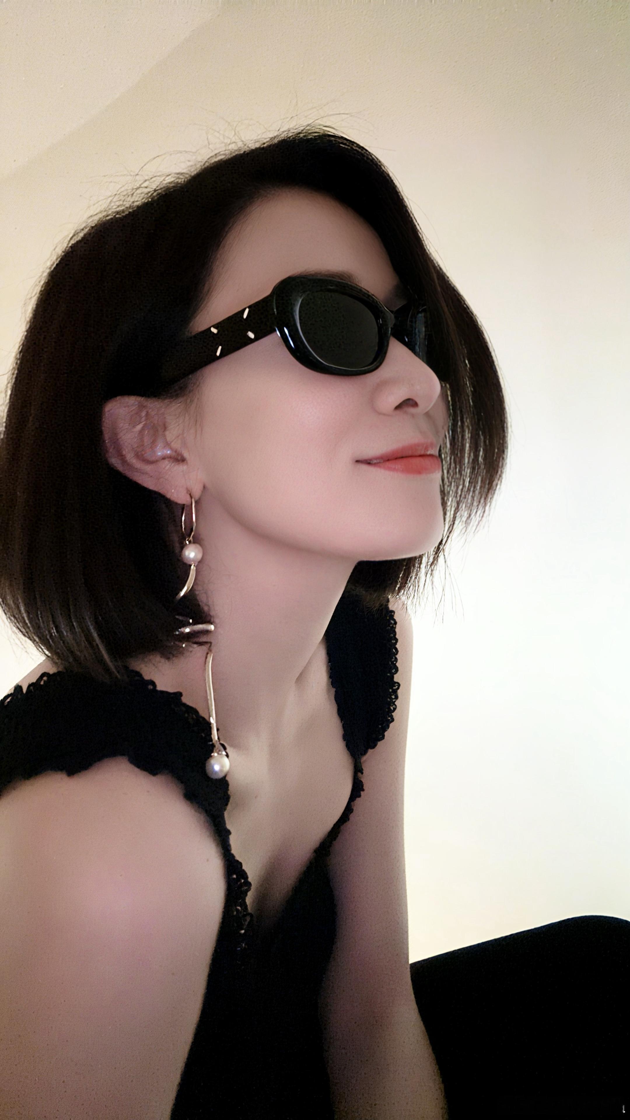 聚光燈打在你身上，被照亮的卻是我
二十多歲是我人生的奧德賽時期，想要的太多，擁有的太少。我不甘心平庸，對自己抱有期待，也對未來滿懷幻想，卻又不得不接受自己平凡的現實。我總盼望能有一本答案之書，告訴我每一個謎題的最佳解法。
 
翻到阿佘的幾段話，忽然就被治癒了。「人生只能活一次，你不一 ​