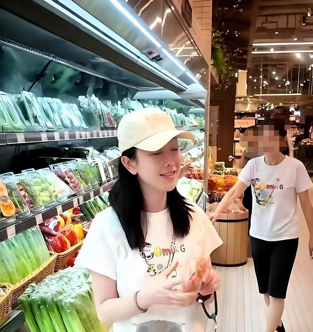 张檬随夫回韩国婆家直播带货，乐天超市西瓜标价200元人民币，6900韩元小胡萝卜令其当场愣住 ​