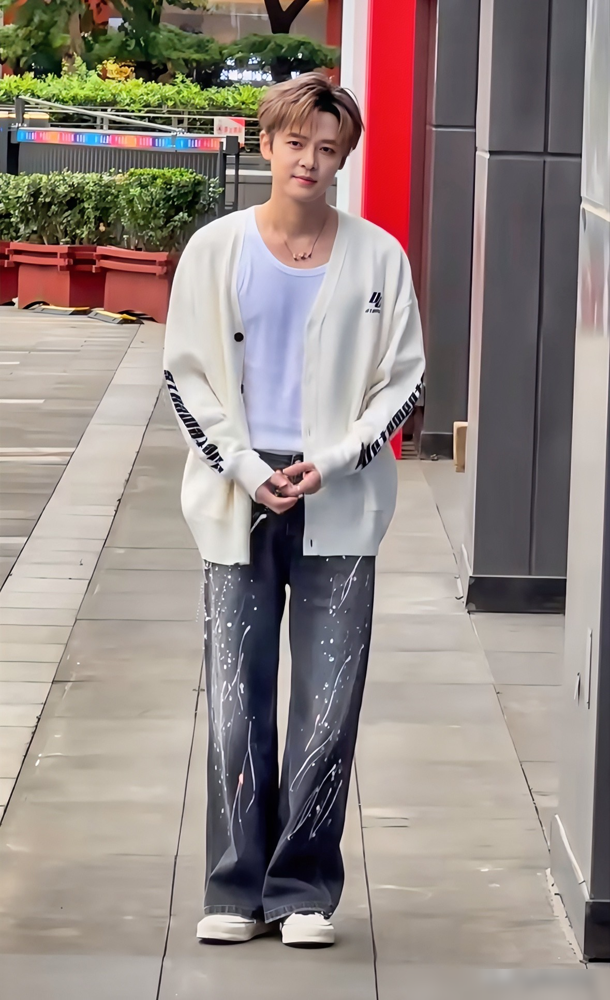 网友拍付辛博生图，39岁了穿个白毛衣往街上一站，跟二十出头似的。底下评论全在问，这人怎么做到的。
其实他这状态不是白来的。当年BoBo组合，他跟井柏然一起出道，后来一个天一个地，他沉寂了好多年，没人管没人问。这几年就闷在横店拍戏，小角色也接，男二号也演，带着老婆颖儿直接把家都安在横店了。
再看当