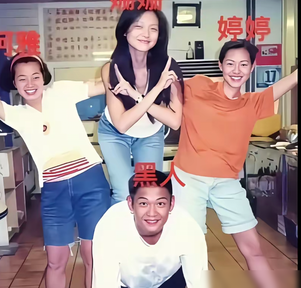 陈建州当年追小S被拒，转头就跟大S谈了7年。
更狠的是，他娶范玮琪后，这仨人还能同框拥抱、一起上综艺，面上一点不尴尬。
范玮琪在《康熙来了》亲口说，她跟陈建州还没好上那会儿，陈建州带着大S去给她接机。事后才坦白，那是前女友。
小S当场补了句：范范EQ真的高。
大S当年脾气爆，当众甩过陈建州巴
