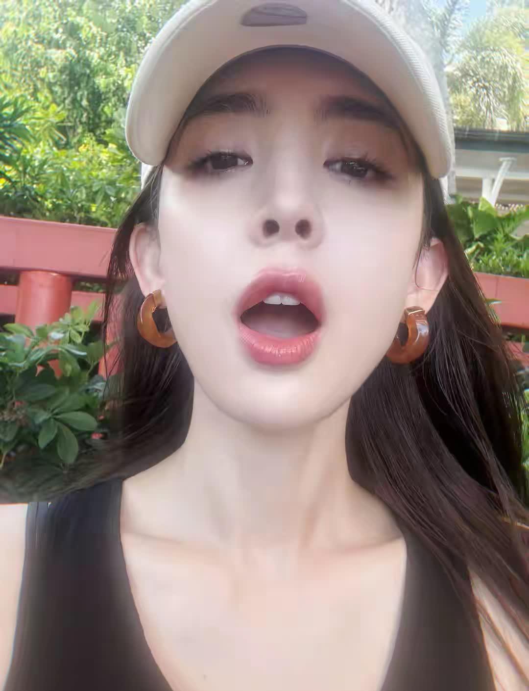 娜扎穿红色泳装太绝了！这身材谁看了不心动 ​