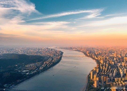 钱塘江

吴越向来多浩淼，钱唐自古醉风流；
新安得梦滔声起，东海追云碧浪悠。
直面狂潮心坦荡，胸怀远景目无忧；
仙翁乐钓清江月，骚客豪行波上舟。

注：钱塘江是‌浙江省最大的河流‌，它古称“浙江”，因流经古钱塘县（今杭州）而得名，一般富阳段叫富春江，杭州下游段才叫钱塘江。全长约668公里， ​