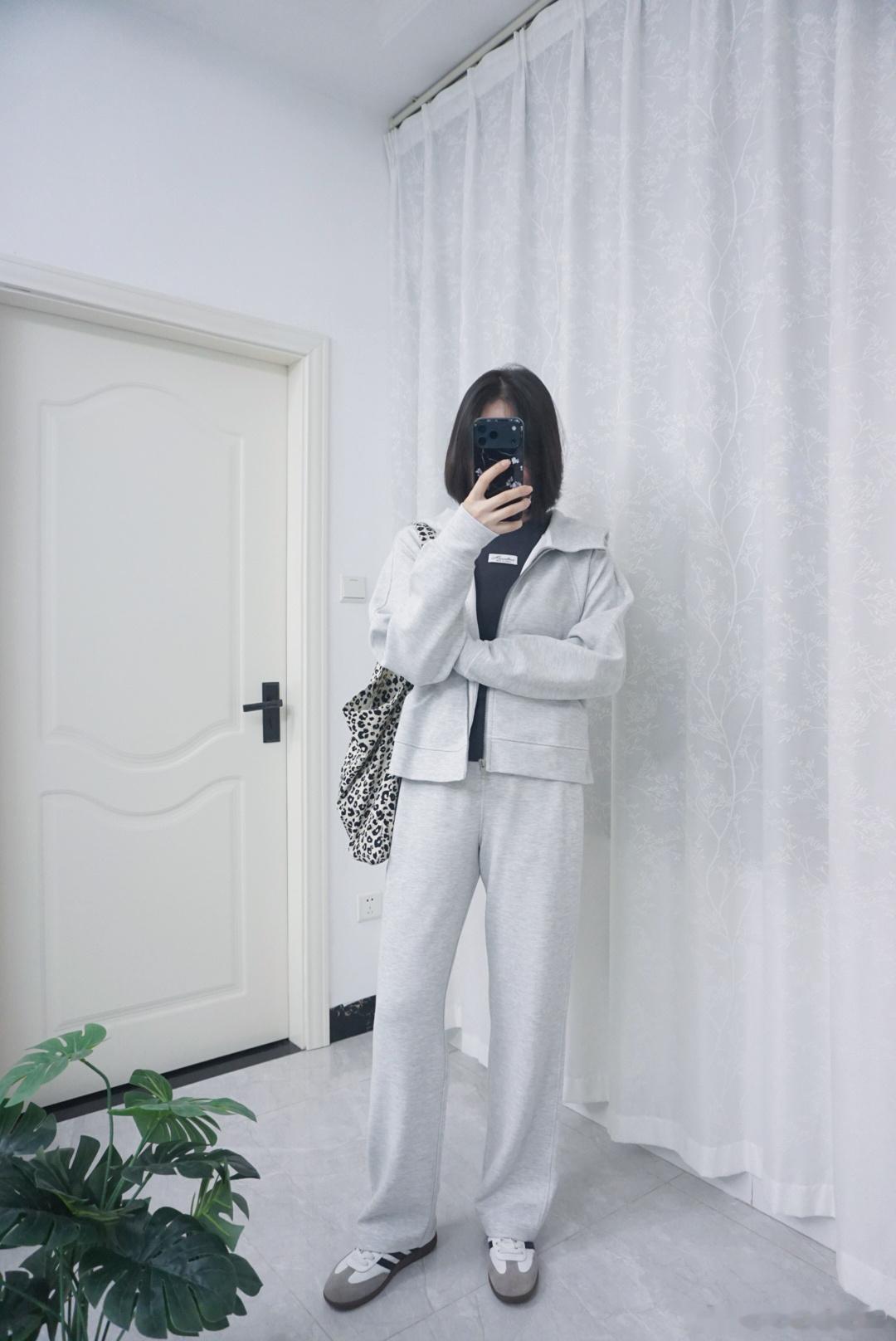 打底T恤深灰色，这件T恤也很好穿！套装浅灰色上身图，很喜欢套装，因为一套方便又很看，日常很实穿！风衣是两面可穿，很有趣的一件风衣！ 沉浸式入秋购物分享好物推荐ootd