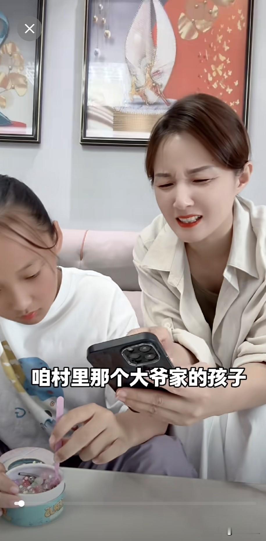 妈妈和闺女说：“我真是服了，你看咱村里家的孩子才考了200多分，居然办升学宴，他咋想的。”

闺女：“200多分怎么就不能办升学宴了，人家顺利毕业了就值得庆祝呀！就像生孩子生个8斤的能办酒席，生个3斤半的就不配办酒席了。”

妈妈：“你说人家考600分，但是真的值得庆祝，因为你考个200来分，我是真