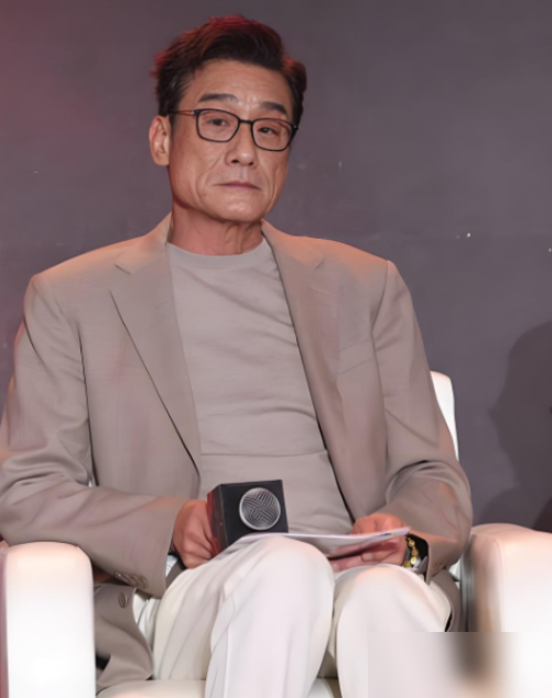 68岁，五封影帝，梁家辉还在片场熬大夜。
第44届金像奖，他凭《捕风追影》里的傅隆生，把古天乐、张继聪全压下去。台上他眼泪打转，说入行44年，老婆忍了他44年。
早年被台湾封杀，他在铜锣湾摆地摊卖皮手镯。后来拿了影帝，照样坐地铁、吃大排档。身家早过亿，戏约排到明年，就是不躺平。
别人六十岁养生