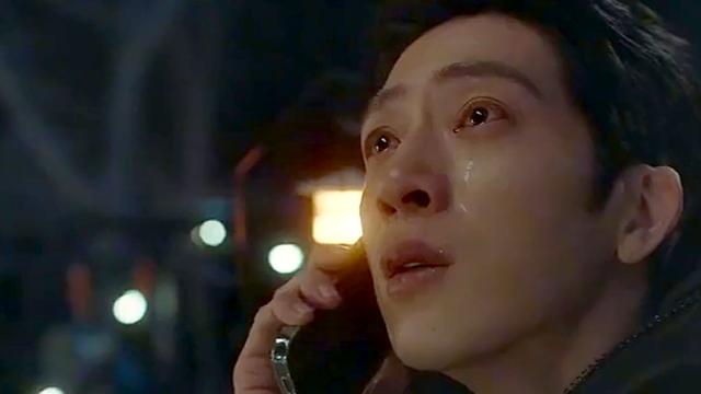 失恋男人对着一个空号，连喊了十几声我爱你。
《早春晴朗》大结局这段，井柏然把成年人的体面撕了个稀碎。栾念追到哈尔滨，尚之桃还是走了，六年拉扯，分分合合，最后败给误会和现实。
他一个人跑去看极光，拨那个早就注销的号码，对着夜空崩溃。旁边谭勉举着摄像机，全程没劝，就录着。
一个广告公司创意总监，平