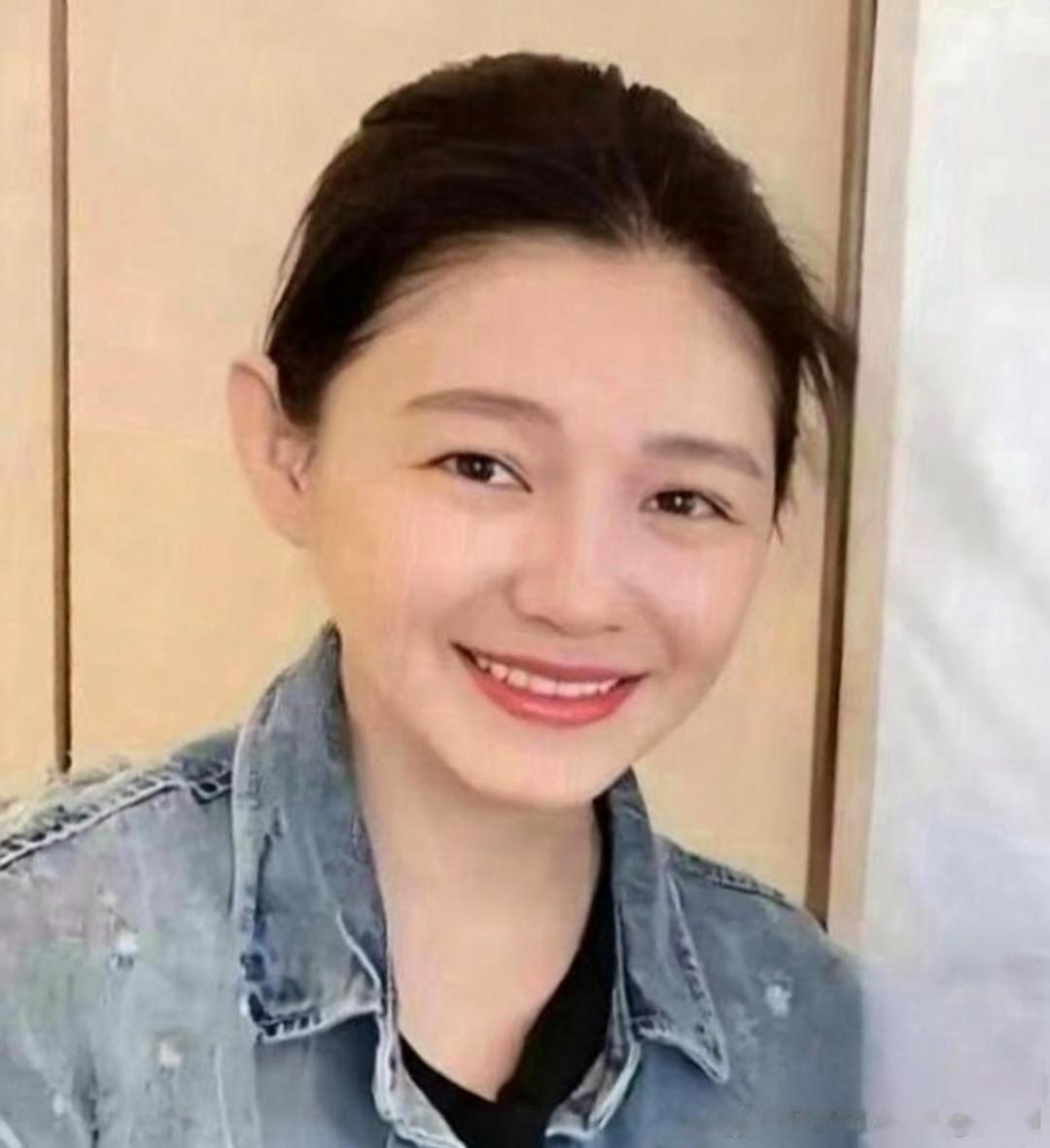 日本医院爆出了一条大新闻，如果是真的，那大 S可真是太惨了。根据日本医院急诊科的记录显示，大S在病情已经很严重的情况下，拒绝了转院，理由居然是回程机票已经订好了，结果在回程途中突发呼吸停顿，最终没能挺过来。有人就说了:怎么那几个人骂前夫的，真让人不明白，妈妈、妹妹、现任老公都在身边， ​