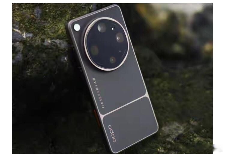 性能与散热：跑分怪兽，冷静得不像话OPPO Find X9 Ultra 搭载了第五代骁龙 8 至尊版芯片，配合台积电 3nm 工艺以及自研潮汐引擎，日常滑动和重度游戏帧率稳得像一条直线。配合 36344mm² 的超大散热面积，哪怕高负载玩大作，机身温度也控制得相当温和，告别“烫手山芋”的尴尬。LPDDR5X 与 UFS 4.1 组合 ​