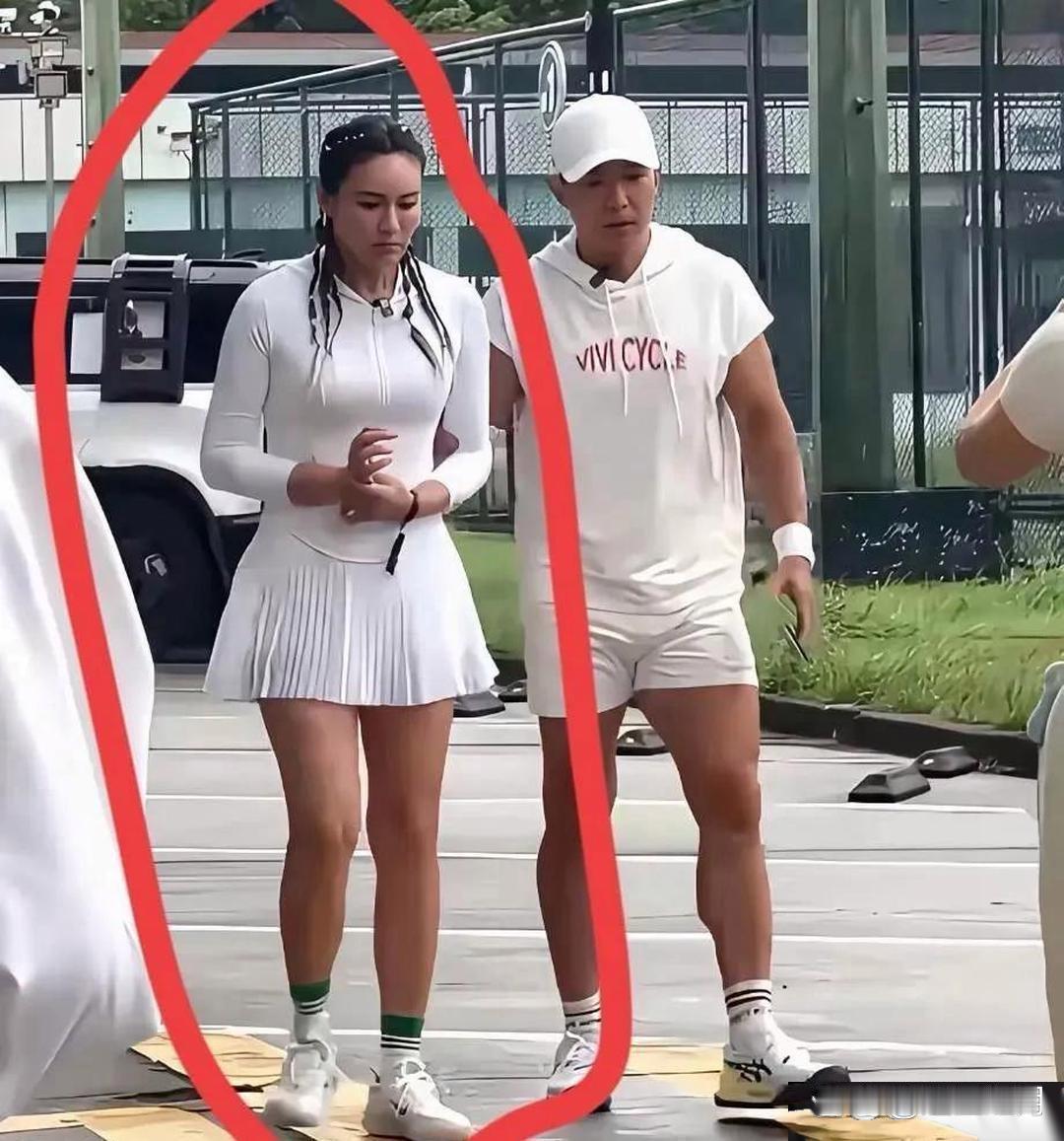 刘畊宏直播间的人数越来越少，很重要的一个原因，不是因为他开始带货了，而是大家突然意识到，好像一直跳操也没有瘦很多啊？ 
因为他的老婆vivi一直在跟他跳的，但是她也陆陆续续跳了几年了，他的老婆ViVi反而越跳越胖，越跳越壮！
他老婆跟他跳着也很卖力，每天都跳那么认真，但是反而越跳越胖，所以 ​