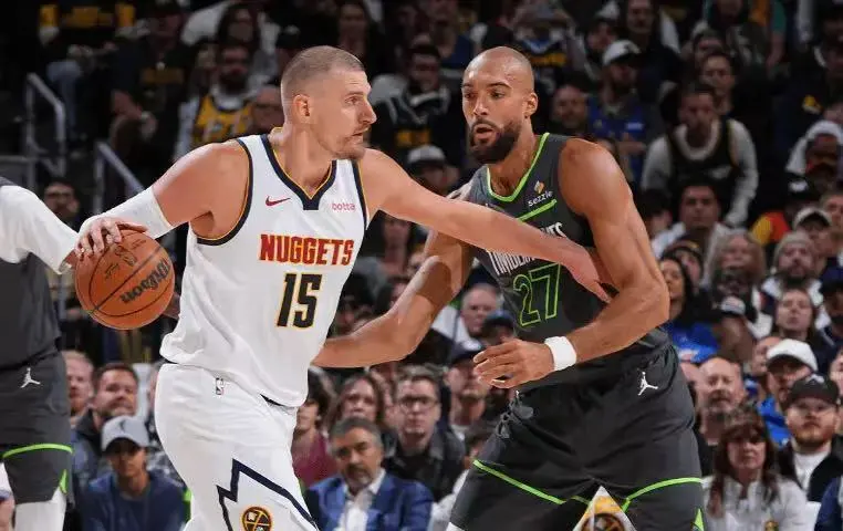 残阵狼群展现惊人韧性！森林狼112-96再胜掘金3-1夺赛点，多苏姆4...