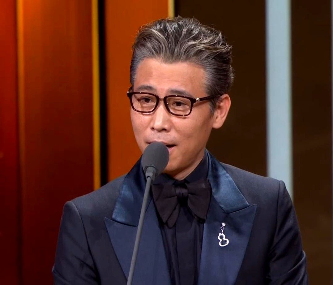 李乃文给闫妮当助理，闫妮没接茬，上下打量着他嘀咕了一句：“这岁数”。

同台互动，闫妮直接甩出上岗要求：剧本、椅子、水杯，问他能不能记住。李乃文转头就向台下的胡军求救：“能记住吗，军哥？”

这段“大哥小助理”的桥段火了，连倪萍都看了。瞿颖看完直接留了句评价：在不擅长的领域，越努力，越心酸。

老戏