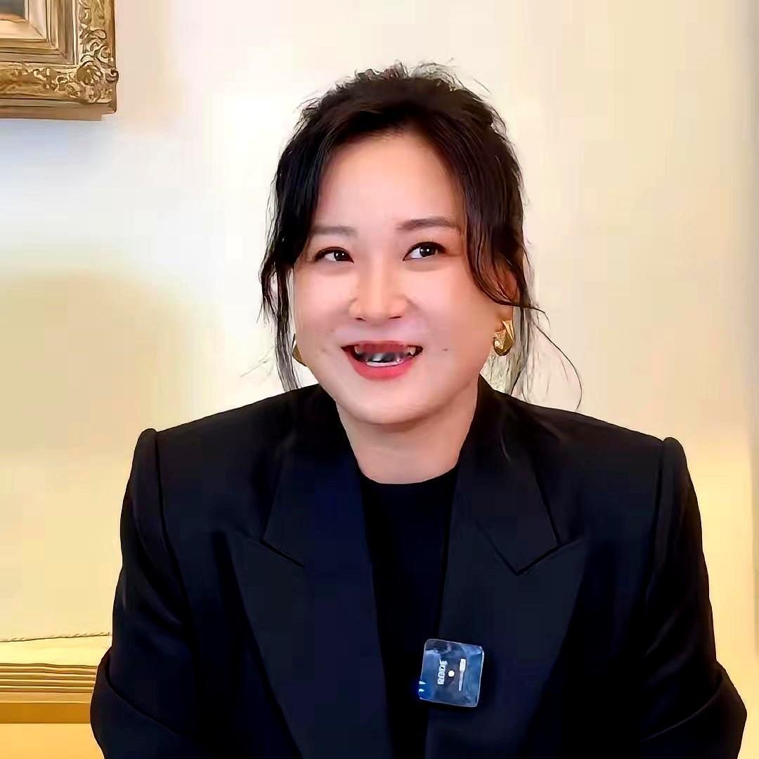 巴黎生图曝光，贾玲没秀排骨胸，看着就两个字：舒服。

镜头前她套着件利落外套。别人问起体重，她手一摊，笑说实在维持不住。

网友全乐了，熟悉的玲儿回来了。减重抵不过好好吃饭的踏实。

手里攥着88亿票房，带着新片《转念花开》重回国庆档。

她早不靠体重秤站稳脚跟了。人活一辈子，取悦自己最要紧，你说呢