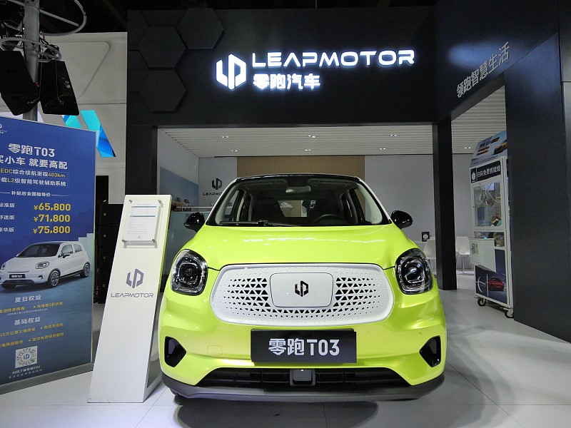“别再被忽悠了！零跑汽车，真不是你想的‘全电动’那么简单！”

没错，零跑确实靠纯电车型出道，像C11、T03都是纯电。但2023年起，它推出了增程版C01和C11——既能烧油发电，又能纯电跑。所以答案是：零跑有纯电，也有增程，但确实没有燃油车。增程车就是‘带充电宝的电动车’，市区用电，长途用油，更