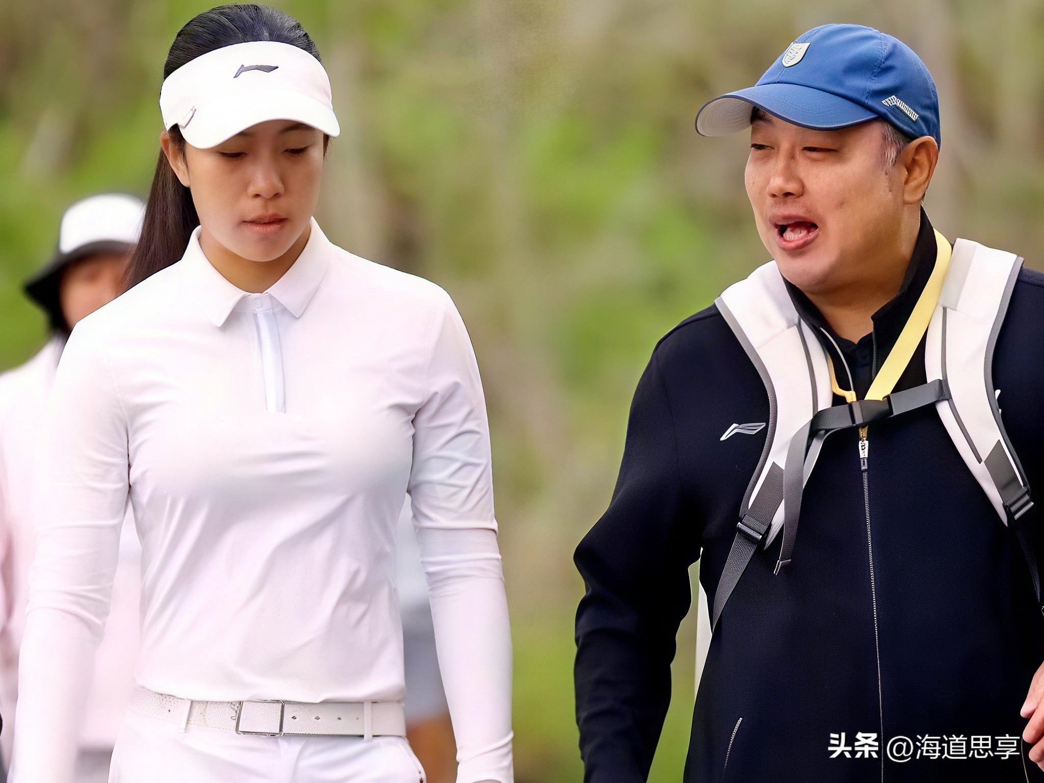 别人拼爹进圈层，刘国梁却把女儿“赶”出乒乓球桌。

16岁刘宇婕，小名“赢赢”，真把“赢”写进了命运里。

中国女子公开赛20年历史，第一个业余冠军，就是她。

决赛轮69杆，三轮低于标准杆7杆，4杆大胜。

3岁摸球杆，6岁站赛场，不是镀金，是硬扛。

刘国梁说得狠也说得透：

“别打乒乓球，我的