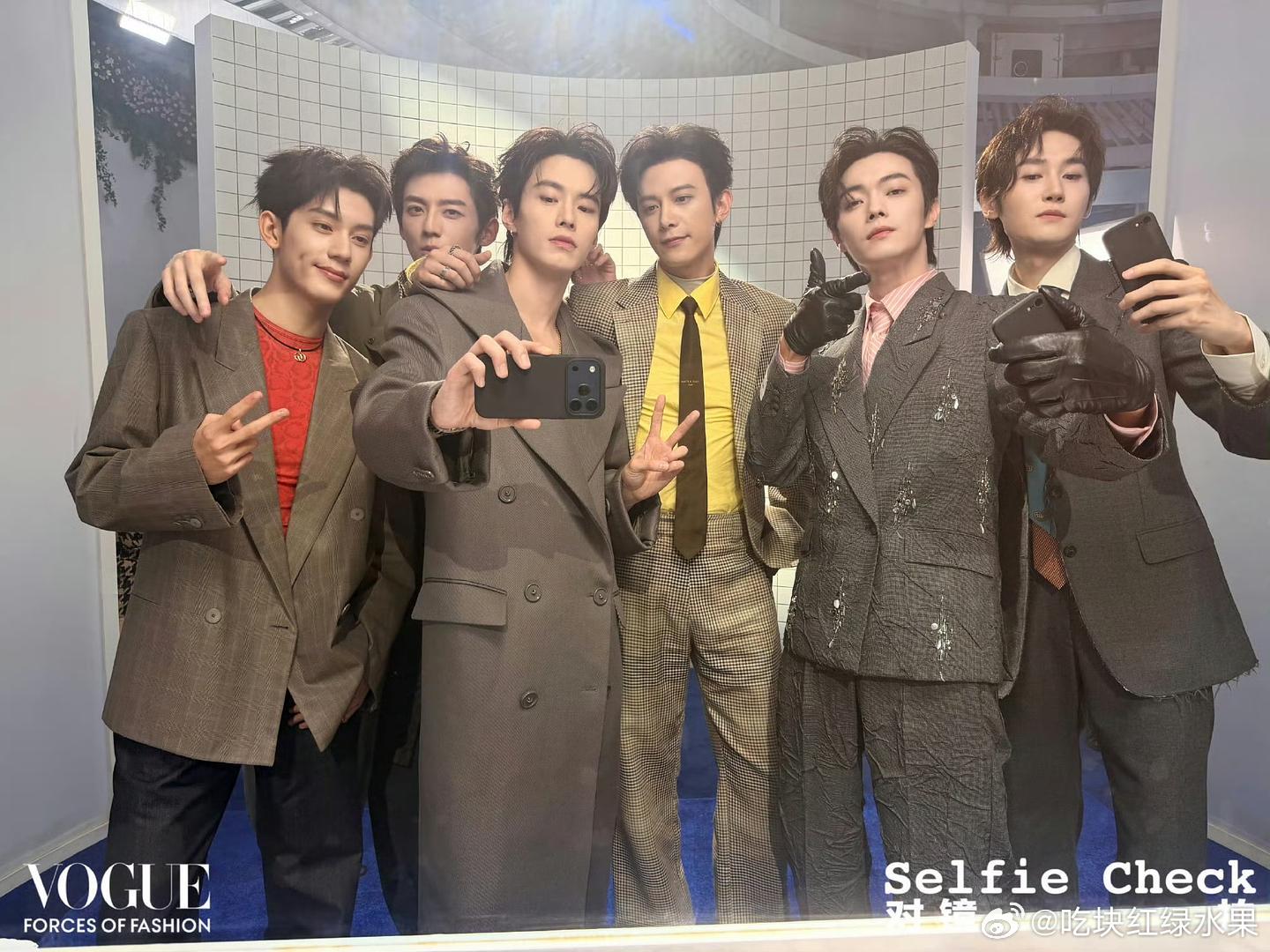 metgala厕所群星合照vs vogue厕所群星合照 氛围感是不是不相上下#VOGUE厕所 好紧绷的松弛# ​