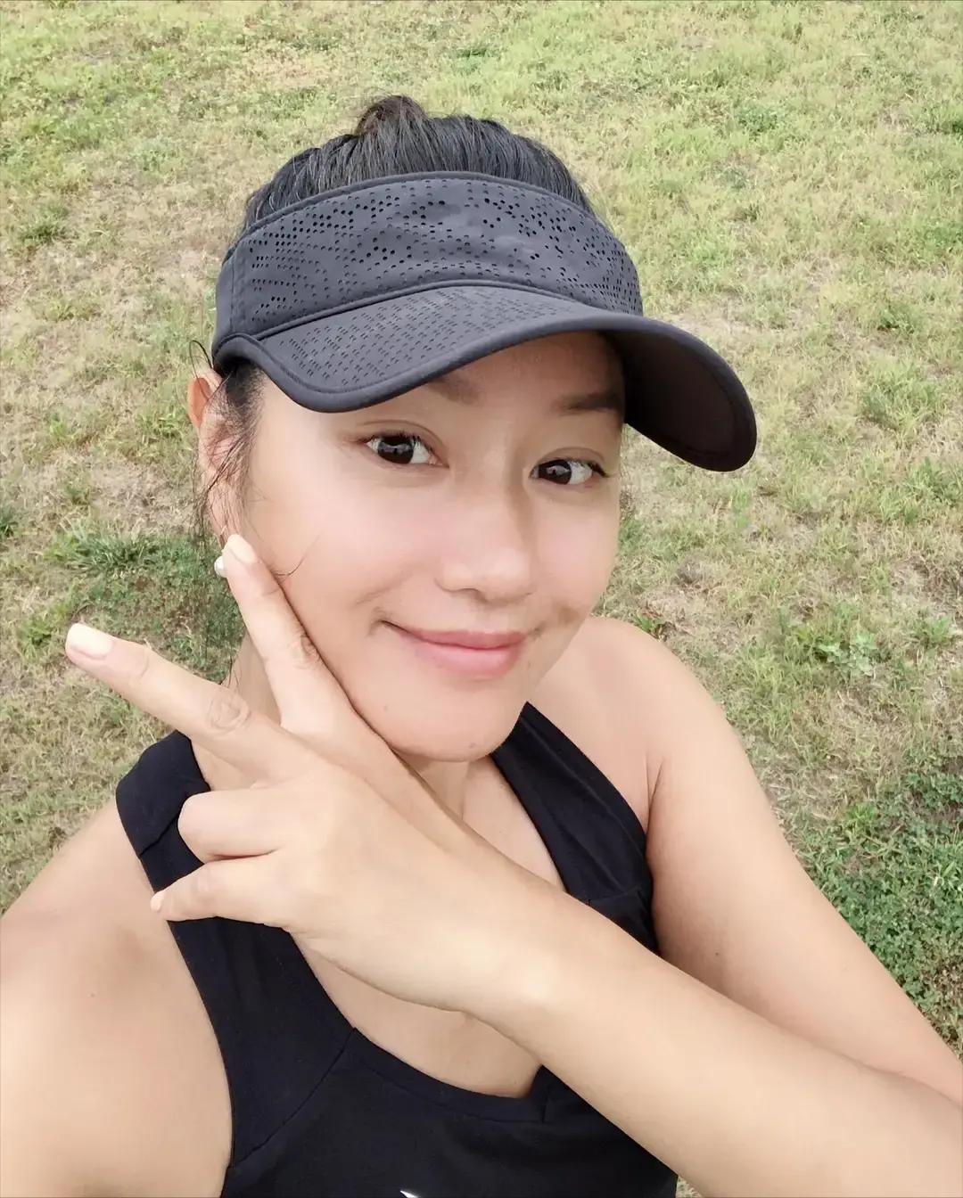 53岁的瞿颖，彻底打碎了所有人的“意难平”。她没嫁胡兵，没生孩子，却在清迈，给一个外国机长的俩女儿当妈，活成了顶配。
 
早晨六点半，瞿颖的生物钟比闹钟还准。她轻手轻脚地起床，看了眼隔壁房间，两个女孩还睡着。厨房里，她往面包机上按了两片吐司，声音很轻。水烧开了，冲了两杯蜂蜜水，一杯给自己，另一杯放在