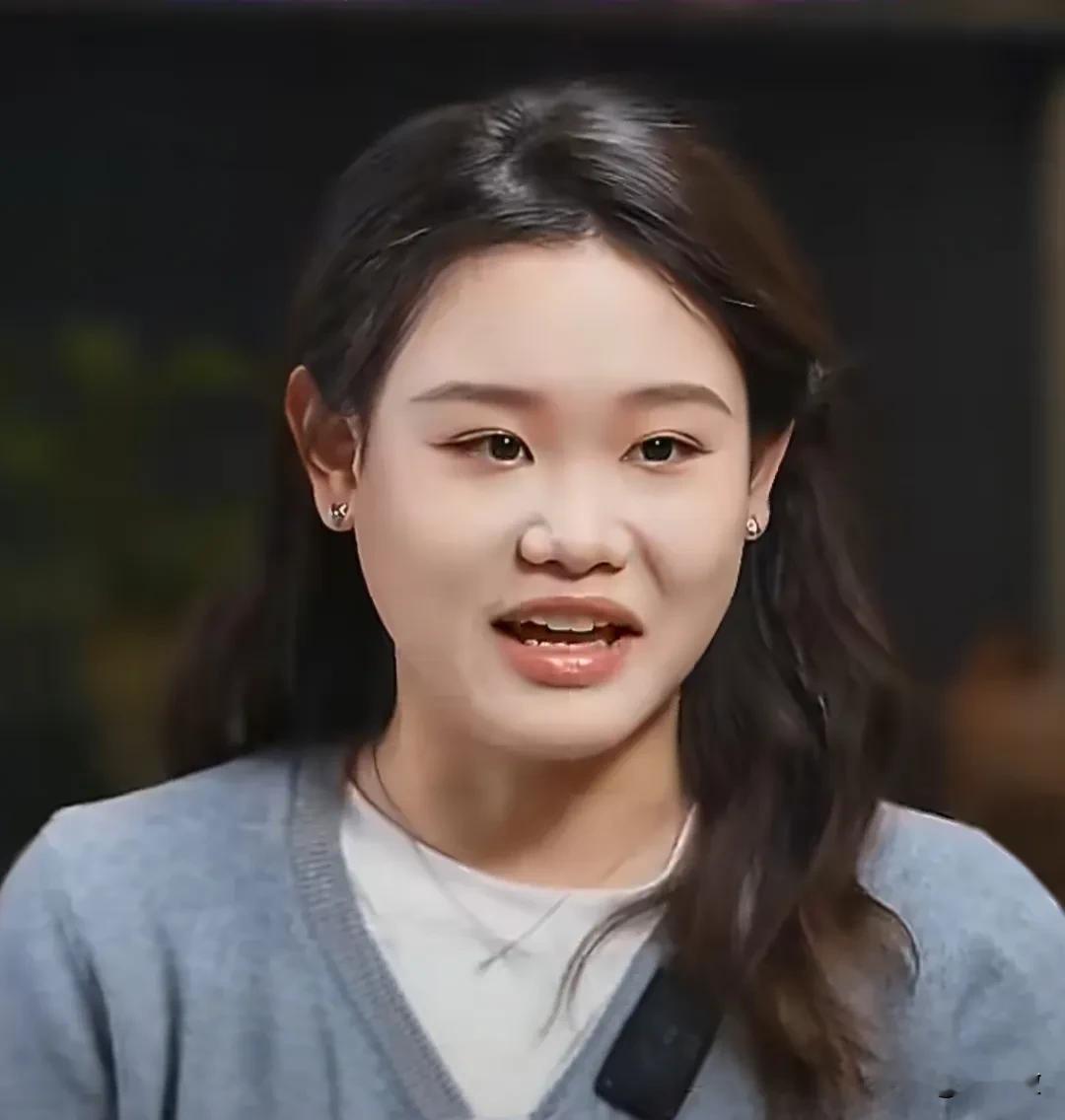真的很心疼张家齐，

但是也真的羡慕张家齐的贵人运，

虽然张家齐从小到大的奖金和补贴都被妈妈拿在手里，自己退役了想要拿自己的钱学习理财都被拒绝。

但是张家齐有一个好的经纪人，为她早早布局，退役后给她找到了新的赛道，直播带货，上综艺。

除此之外还有学车、学英语、靠国际裁判，

上综艺的同时也把讨