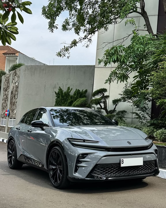 Toyota Crown Sport SUV