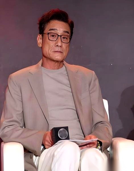 68岁的梁家辉坐拥百亿身家，在访谈里直白地告诉主持人自己绝不躺平还得继续赚钱。
让他不敢安于享乐的真实原因，是一旦彻底停下脚步，整个人生就会随之彻底停滞。
这位年近七十的演员接下来还要坚持往片场跑，拒绝用替身去死磕每一个镜头。
咱们普通人听见前两句，第一反应肯定是翻白眼，心想你早就财富自由了，早通关