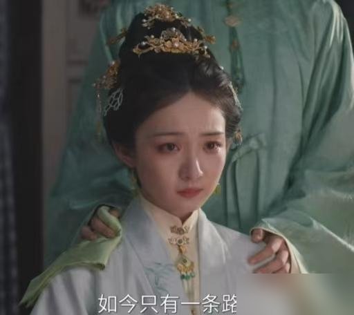 你们以为兰香当上主母是大结局，杜翠雀带着海盗杀回来才是。
十六年海上舔血，下毒、伏杀，把赫赫扬扬的侯爵府杀到断子绝孙、连根拔起。看客都以为这是最痛快的复仇，却没看懂背后的人性修罗场。
男人们在血泊里拼光了筹码，最终谁也没赢。
袁绍辉咽了气，杜翠雀也搭进了性命。这场席卷半生的纠葛落幕时，只有林绣