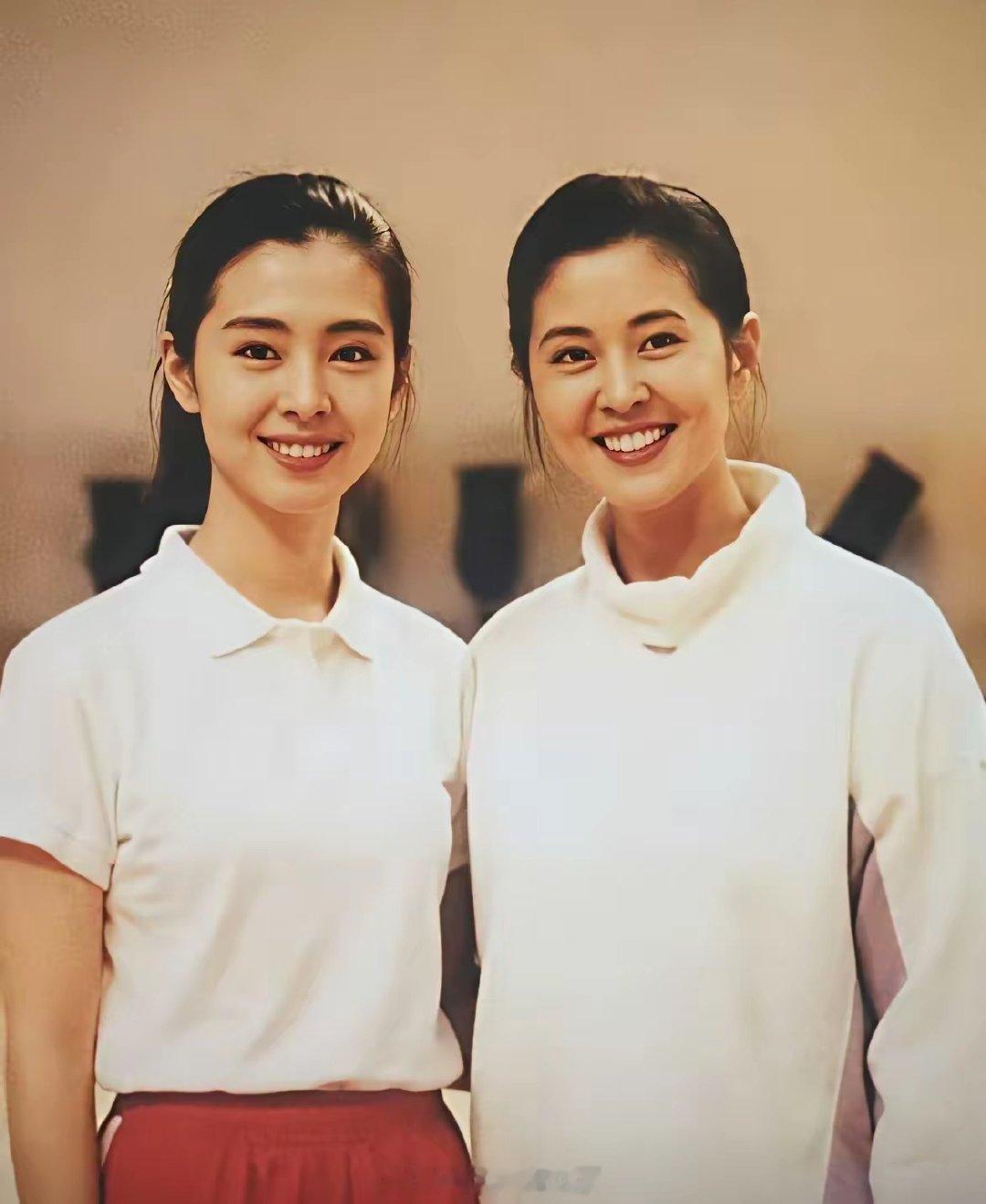 1992年的合照，倪萍可不输王祖贤，光阴似箭，岁月如梭！
美女也老了，一代人的青春记忆，感觉时间过得太快了，一晃就老了，也许她们也有遗憾，也有不甘，可时间不会倒流，珍惜眼前，活在当下！ ​