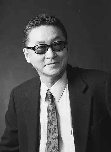 1961年，26岁李敖icon穷困潦倒，面临辍学的风险时，给胡适icon写信道：“胡先生，我穷得实在没有办法，两条裤子都进了当铺。”
 
李敖当时在台湾大学历史研究所做助理，靠着研究所每月发放的一千元薪资维持生活。这份收入本就微薄，薪资还经常延期发放。父亲早年离世，家中没有稳定经济来源，他独自租住在