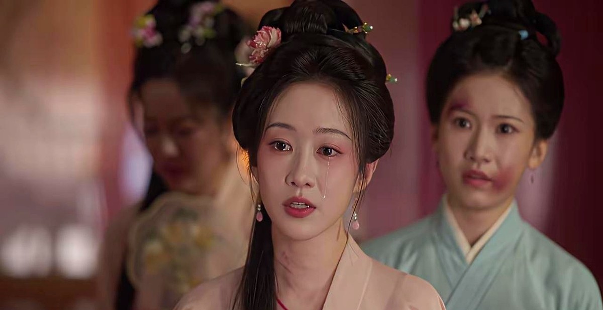 家里没电视的演员你见过吗？她还能让冷血蜥蜴爬到自己脑袋上。

不仅亲手给蜥蜴搓澡，闲下来就躲在没电视的屋里抱本书啃。这姑娘就是当年巴啦啦小魔仙里的严莉莉，刘美含。

十四岁出道，从大宋少年志演到卿卿日常，镜头前总透着一股机灵劲。更有意思的是，她有个雷打不动的执念：每天卡着十一点十一分，准时合掌闭眼许