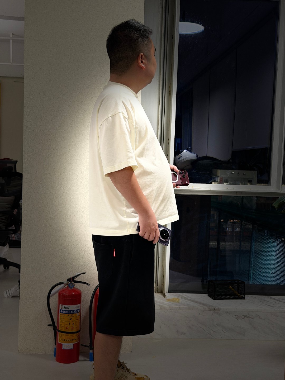 同事让我拍下他的侧颜杀，他想告诉大家：来到深圳，虽然没买房买车，没女朋友，但是他的小小幸福感，就是每年换新款iPhone，人应该活得知足一点，每个人的活法本来就不一样，享受现在就行了，这何尝不是一种自由洒脱呢，这不应该被嘲笑。 ​