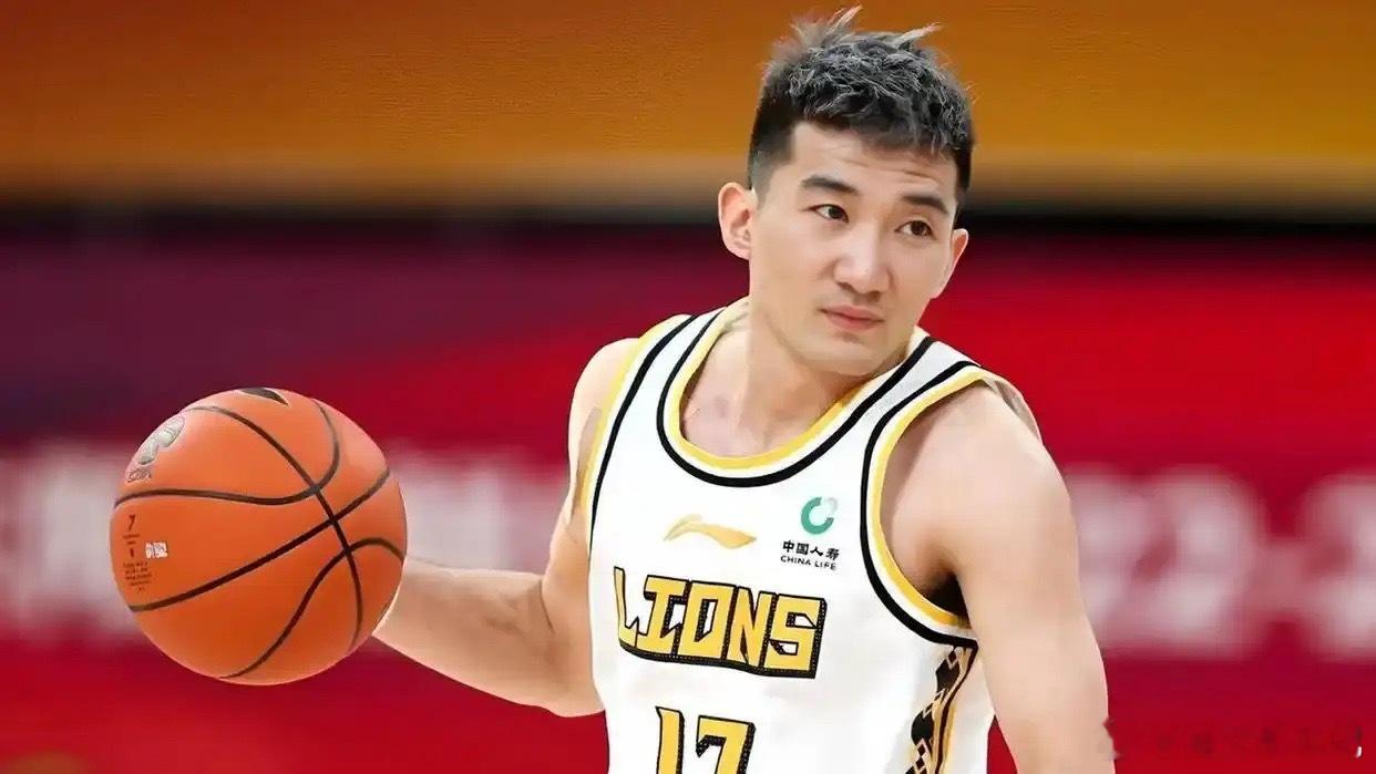 孙铭徽独木难支！
浙江广厦男篮在休赛期出现人员调整，因为不少主力球员先后离开，球队的整体竞争力下降不少！不过有球迷相信这支球队实力尚存，理由是孙铭徽带队能力极强，这名球员依然具备改变比赛的能力。
不过孙铭徽眼下是独木难支！昨天晚上，浙江广厦男篮对阵青岛男篮，孙铭徽11投4中拿到12分5助 ​