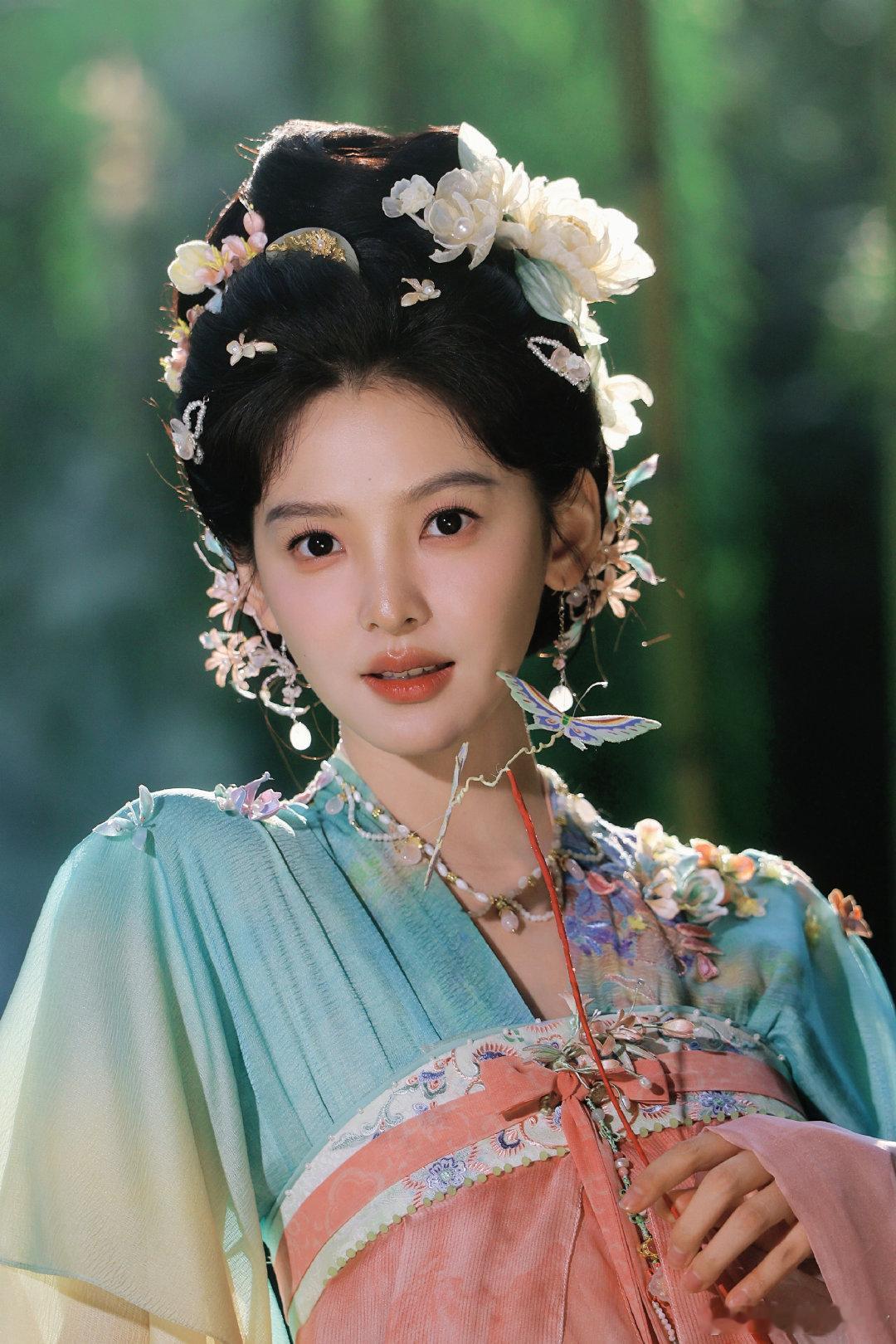 #章若楠[超话]# 
-章若楠💫🌿✨ ​