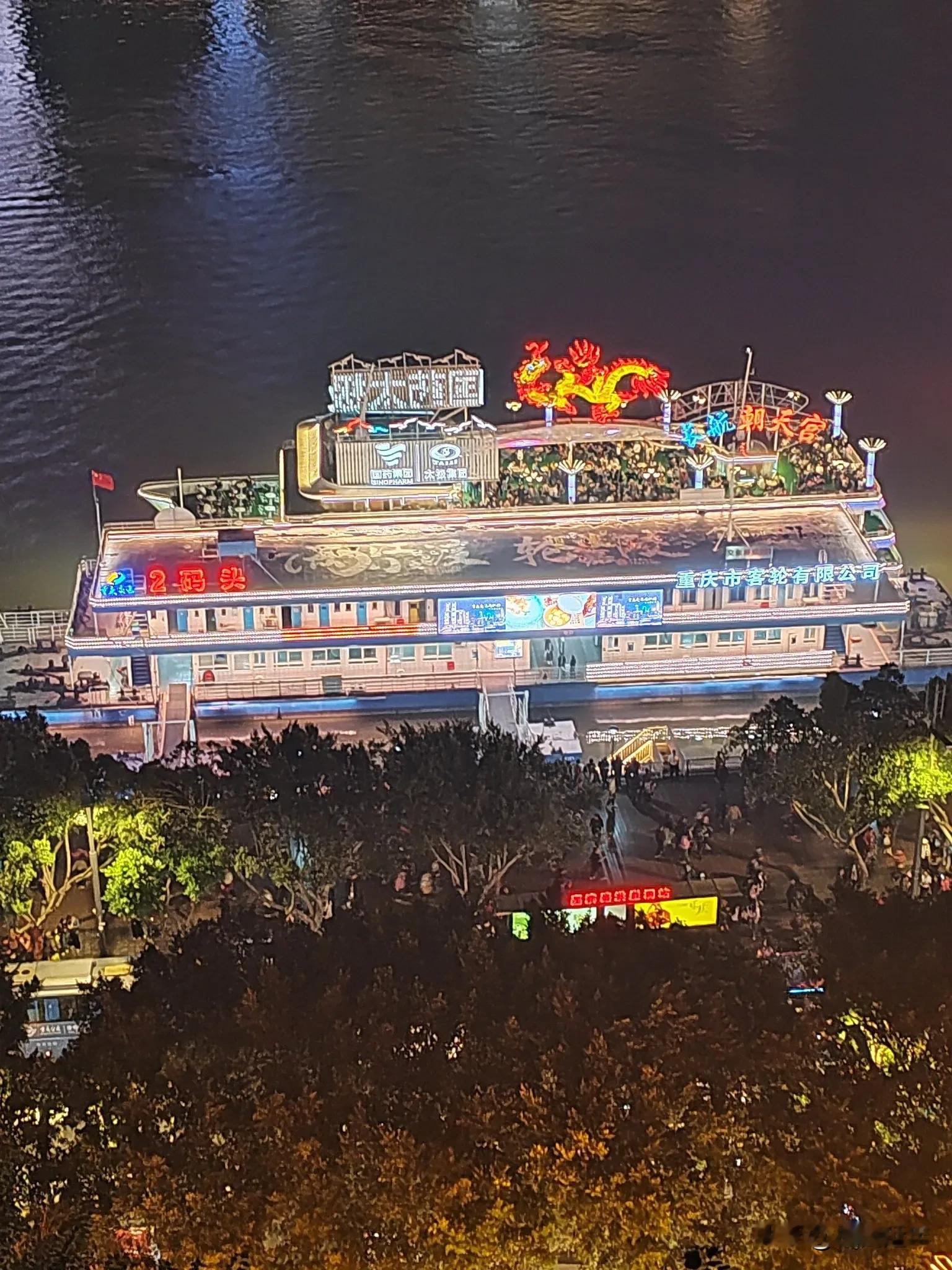 《职场美女》 面带微笑透刚毅， 眼含热忱满自信。 才华卓越有风度， 柔...