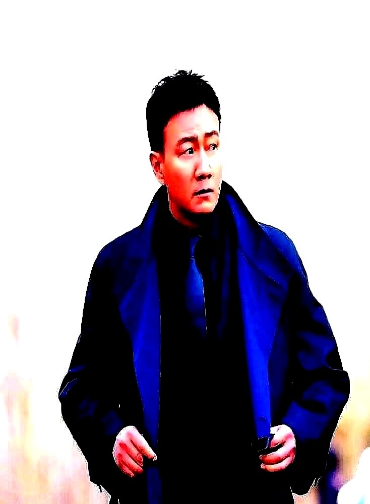 零台词客串，胡军和李乃文直接把对手戏演员给看懵了。

俩人去《北上》剧组探班，被导演临时抓去演保安。没台词，没走位，胡军眯眼一盯，李乃文嘴角一撇，往那一站跟堵墙似的，压迫感瞬间拉满。对戏的欧豪当场没接住，戏直接掉地上了。

现在不少年轻演员演情绪，翻来覆去就是瞪眼、抿嘴、皱眉三件套。真遇上这种不说话