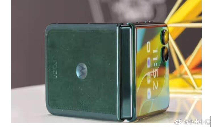 4. 摩托罗拉razr 60 Ultra：折叠屏手机的最佳设计摩托罗拉razr 60 Ultra是我挺喜欢的一款小折叠，尤其是它的外观设计。相比三星Galaxy Z Flip系列，它在材质上明显更有想法。流金椴木和意式奢绒两个版本都很有辨识度，不是简单换个颜色就完事了。我觉得这也是它最吸引人的地方。4英寸外屏也是我比较看 ​
