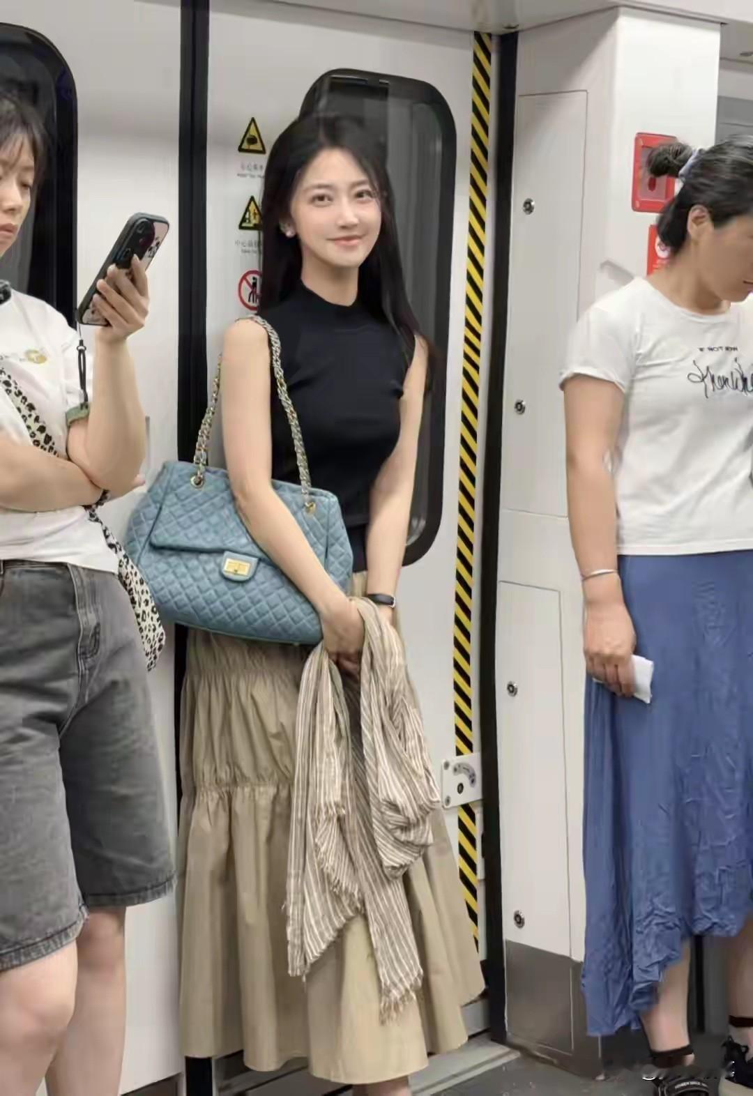 地铁上碰到的气质美女，真的很美，比很多精致打扮的明星好看多了