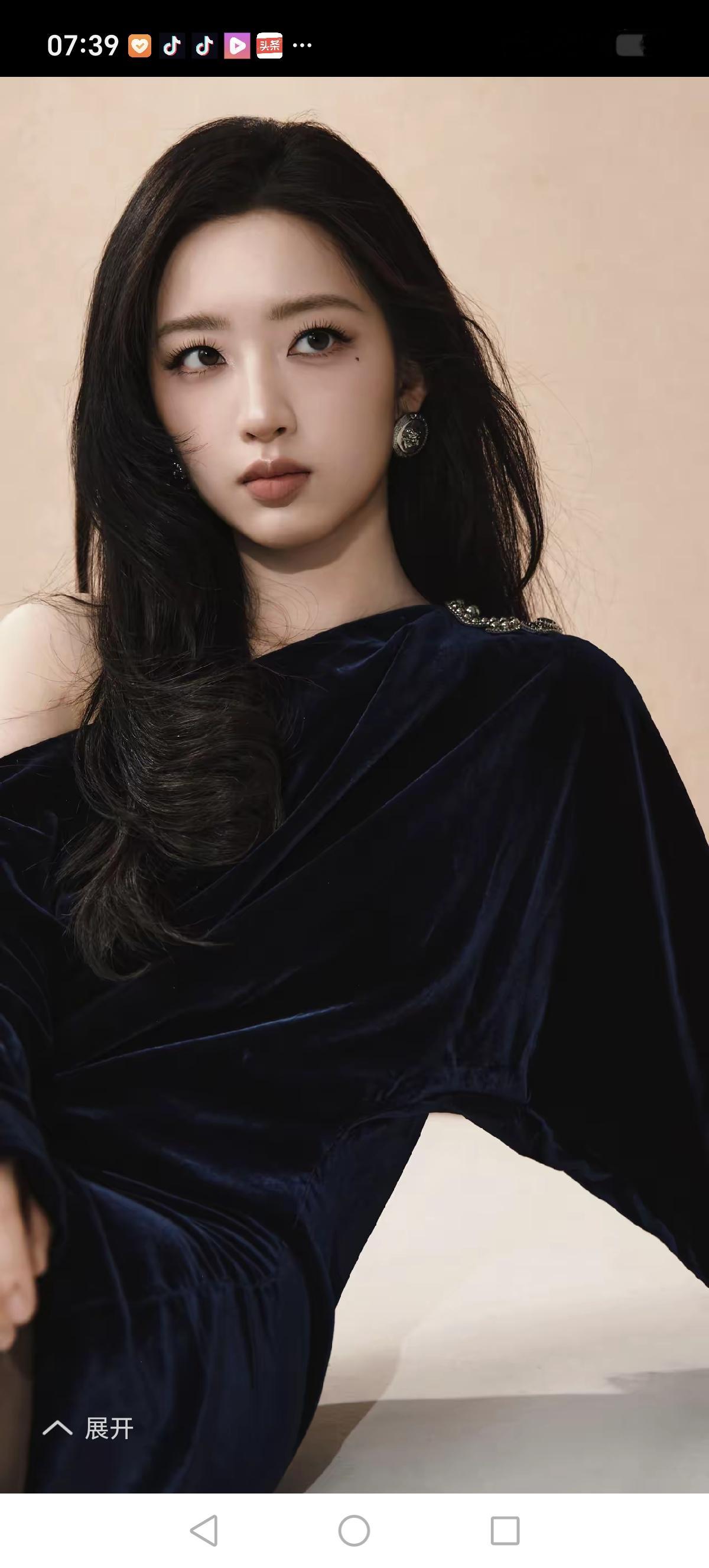 女神秀场
（10）            邓恩熙
                   ——中国内地女演员。