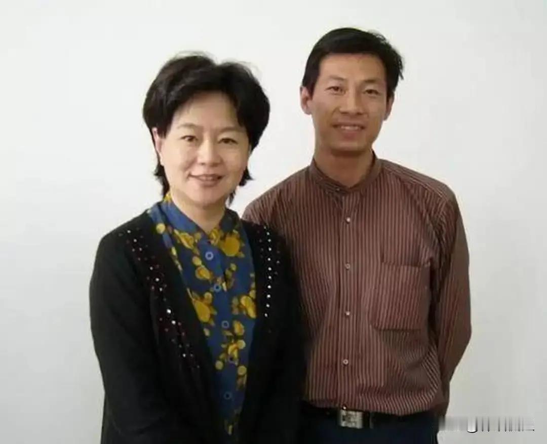 1999年，鞠萍提出了离婚，未曾想，丈夫却说：“鱼和熊掌不可兼得，财产和孩子你只能选一个！”鞠萍不想再跟他有任何的纠缠，于是，做了一个令人震惊的决定！

那天晚上风很大，鞠萍抱着翼遥走了两条街才打到车。孩子趴在她肩上小声问：“妈妈，我们以后住哪儿？”鞠萍拍了拍他的背：“先住姥姥家，很快妈妈就找到房子