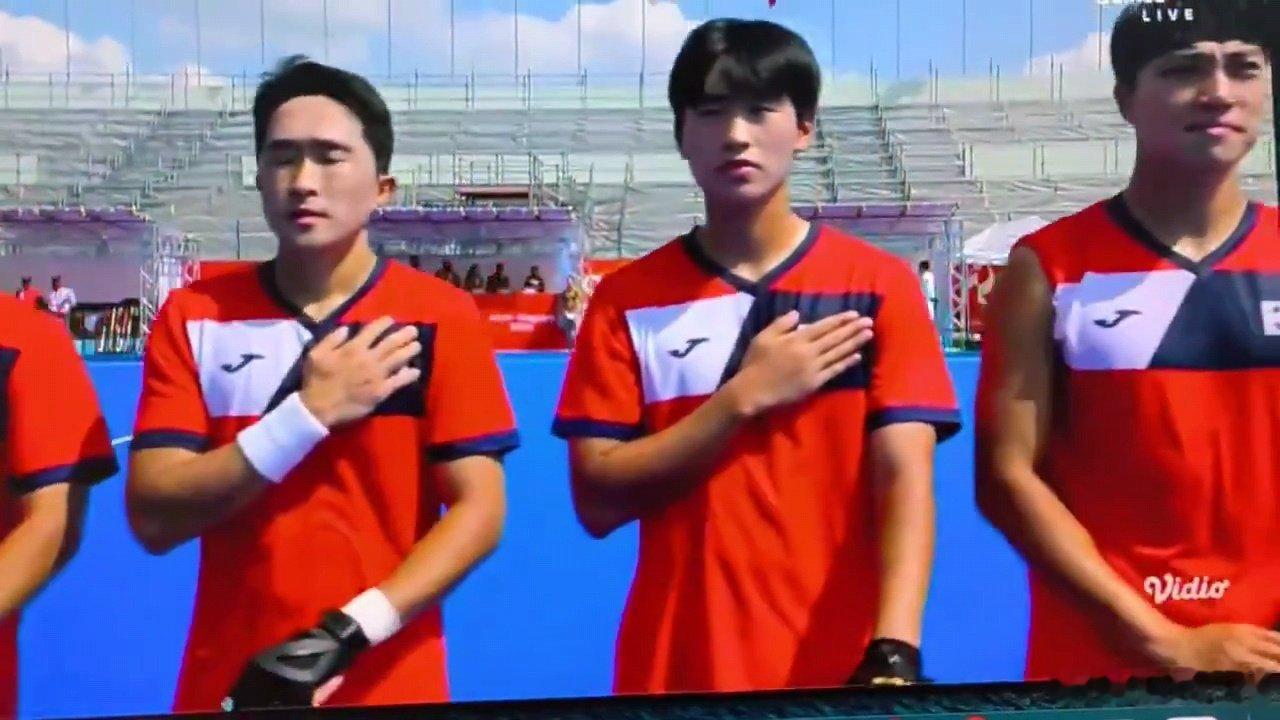 日本在亚运会给韩国人放朝鲜国歌现场
其他韩国人都懵了，但是这三位有点东西[偷乐][偷乐] ​