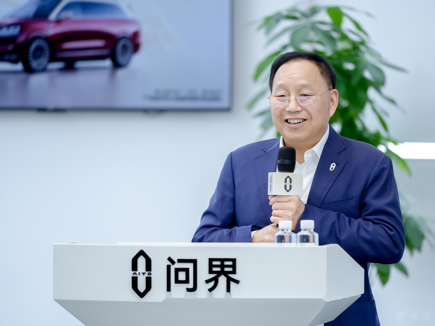 赛力斯和华为新签署5年合作协议后，可以确定的一点是，问界品牌将推出轿车和MPV产品，不再固守SUV单品类路（问界汽车当前的M9、M8、M7、M6、M5都是SUV产品），而且新推出的轿车和MPV会逐渐减少与华为的合作，包括鸿蒙智行和零部件采购的合作。

一，赛力斯副总裁康波已公开确认，问界将在巩固高端