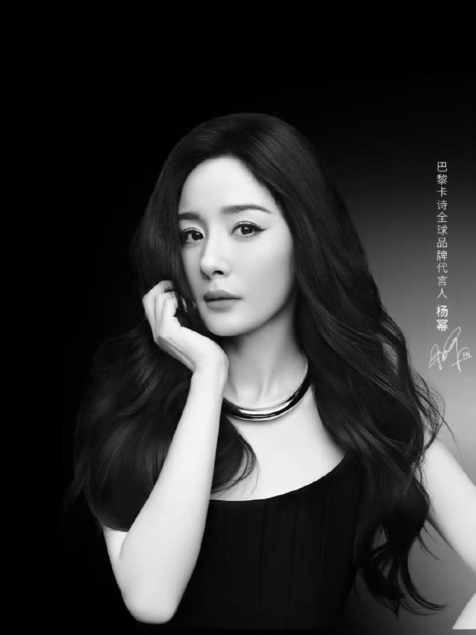 杨幂曾经的婚服好看，也可能是身材原因，
#吴尊晒NeiNei穿婚服#，#杨幂# ​