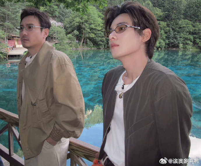 #胡先煦黄景瑜小心沈腾变安陵容# ​​​#胡先煦黄景瑜嘴里叼的是什么#美景衬托下如此松弛，胡先煦黄景瑜嘴里叼的是什么[泪奔][泪奔]草根子还是树干子[憧憬][憧憬]这么有活人感的姿势不叫上沈腾小心叔叔变安陵容（和沈叔叔照的一本正经ing)#现在就出发# ​#娱乐[超话]# ​