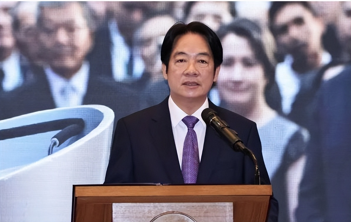 2025年12月29日清晨七点半，东部战区发布消息，环台演习代号“正义使命-2025”。第二天，实弹落在基隆外海12海里，央视新闻联播里出现了解放军无人机从高空俯瞰台北101的画面。

岛内舆论炸了锅，有人说是摆拍，有人说是恐吓。但一个八十二岁的老人坐在台北内湖的家里，盯着电视屏幕，没有跟着骂，也没