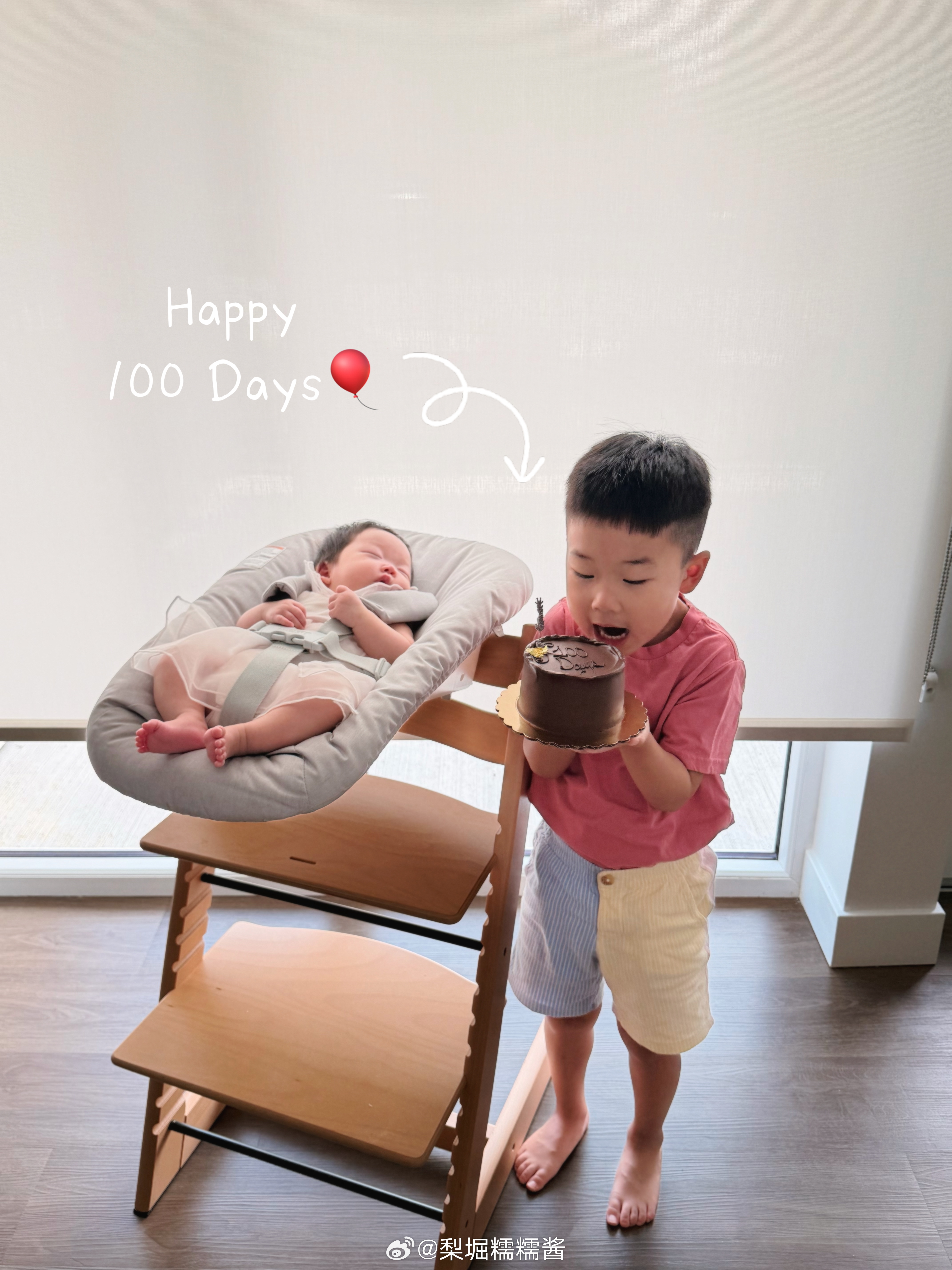 热烈庆祝我们家小妹来到这个世界100天!🎈意外的早产2个月没拖慢她从小小一坨迅速变得胖乎乎😆但和哥哥一比又还是个那么迷你的小bb[抱一抱]二胎后确认了能给的爱可以不被平分 而是翻倍[手指比心] ​​​