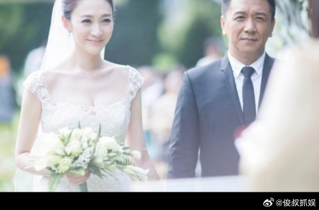李小冉离了就没事儿了？婚姻存续的债务怎么办？

说别扯了！我都离婚了。似乎一刀两断，李小冉跟前夫啥关系都没有了。但前夫徐佳宁还欠了2100万的债务呀，已经上了榜了。

当年徐佳宁求婚的时候说，给她5个亿，让她作。现在洗成新版本，当时说的是五魁手，不是5个亿！

俩人20014年结婚，就算去年已经 ​