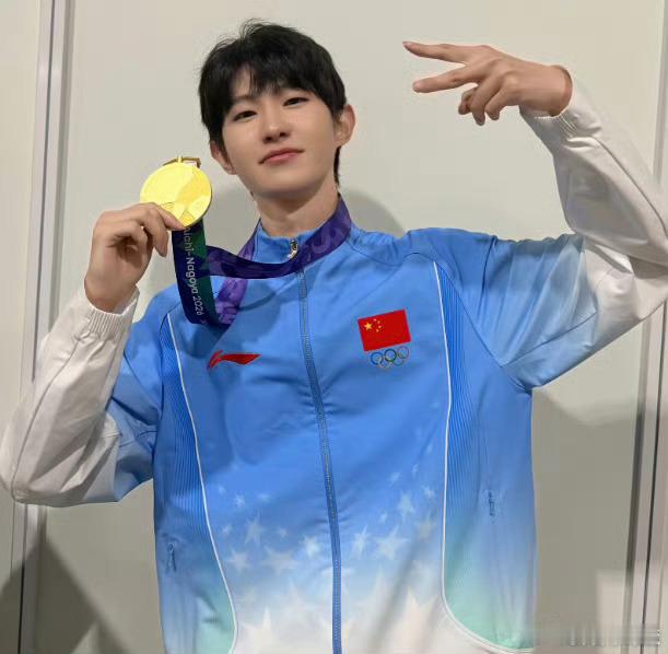 #Faker或双金牌#

Faker这次真有机会拿亚运双金了。

中国队今年没参加英雄联盟项目，最大对手直接没了。韩国队小组赛三战全胜，一局没输，轻轻松松进了四强。

2018年雅加达他拿的银牌，决赛输给中国队。2023年杭州终于夺金，但决赛他没上场，金牌拿得不算完全痛快。

这次名古屋，30岁的Faker第三次 ​