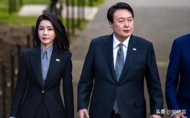 尹锡悦天真地坚持他的天真？他说他认为宣布紧急戒严就是等同于进去战争、内战状态，他还天真地认为紧急戒严只是走一下形式。其实，大白话可以这么理解，我就是玩，我想吓唬一下政治对手，就是玩一玩，没有什么严重后果，所以，我是无辜的。