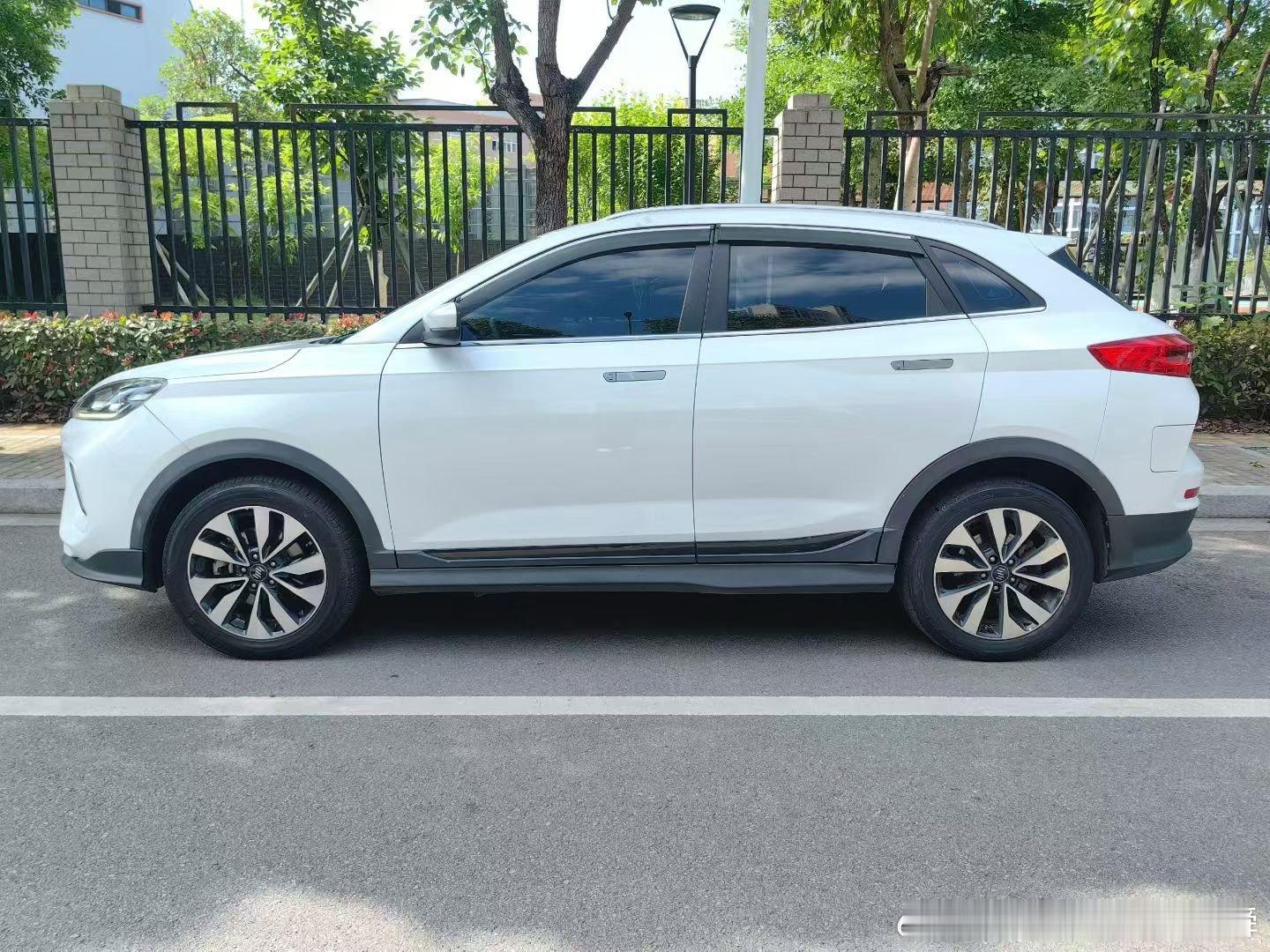 威马EX5 401km续航高配 登记2022年差两天 行驶8万公里 车...